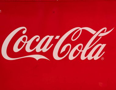 Felanitx, İspanya; 30 Aralık 2022: Güneşli bir günde, uluslararası meşrubat markası Coca Cola 'nın logosunun yakın çekimi