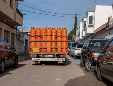 Felanitx, İspanya; 30 Aralık 2022: Butane dağıtım kamyonu, İspanya 'nın Felanitx kentindeki Majorcan şehrinde caddenin ortasına park edilmiş.
