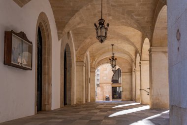 İspanya 'nın güneşli bir sabahında Majorcan kasabası Felanitx' in belediye binasında taş mahzenli ana giriş.