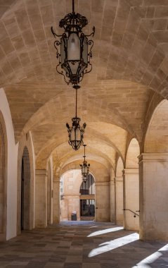 İspanya 'nın güneşli bir sabahında Majorcan kasabası Felanitx' in belediye binasında taş mahzenli ana giriş.