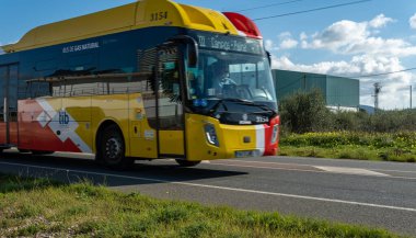 Felanitx, İspanya; Ocak 04 2023: Kamu kuruluşu TIB 'nin otobüsü, Balear Adaları' nın ulaşımı, güneşli bir yolda ilerliyor. Mallorca Adası, İspanya