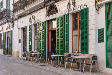 Felanitx, İspanya; Ocak 04: 2023: Mallorcan 'ın Felanitx kentindeki tarihi bir kafeterya cephesi, güneşli bir sabahta müşterisiz. İspanya