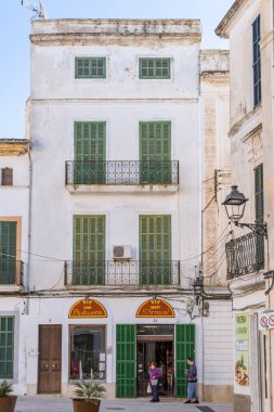 Felanitx, İspanya; Ocak 04 2023: Geleneksel bir fırının bulunduğu tarihi bir binanın cephesi. Felanitx, Mallorca Adası, İspanya