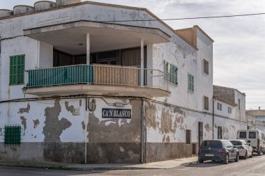 Felanitx, İspanya; 30 Aralık 2022: Gündoğumunda Majorcan şehri Felanitx 'in tipik mimarisi. Mallorca Adası, İspanya