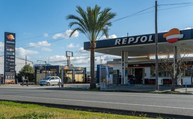 Felanitx, İspanya; Ocak 04 2023: İspanya 'nın çok uluslu Repsol şirketinin benzin istasyonu güneşli bir günde, İspanya' nın Felanitx kentinde. Yakıt zamları