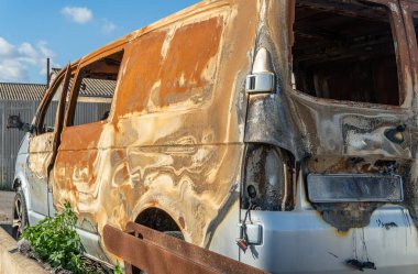 Terk edilmiş eski bir minibüs yakıldıktan sonra harabeye dönmüş. Vandalizmin kavramsal görüntüsü