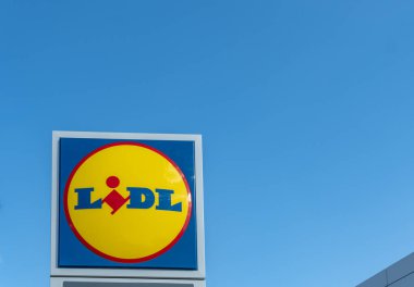 Felanitx, İspanya; Ocak 04 2023: Güneşli bir sabahta çok uluslu süpermarket şirketi Lidl 'in posteri. Mallorca Adası, İspanya