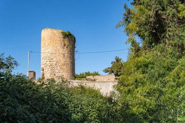 Felanitx, İspanya; Ocak 05 2023: Eski taş fabrikası İspanya 'nın Felanitx kentindeki Molino de n' here adlı bir eve dönüştürüldü.