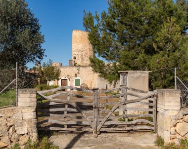 Felanitx, İspanya; Ocak 05 2023: Eski taş fabrikası İspanya 'nın Felanitx kentindeki Molino de n' here adlı bir eve dönüştürüldü.