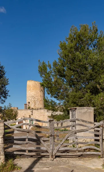 Felanitx, İspanya; Ocak 05 2023: Eski taş fabrikası İspanya 'nın Felanitx kentindeki Molino de n' here adlı bir eve dönüştürüldü.