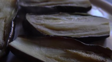 Bir evin mutfağında kaynamış patlıcanların yakın çekimi.