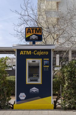 Playa de Palma, İspanya; 19 Şubat 2023: İspanya 'nın Mallorca adasındaki Playa de Palma tatil beldesinde Euronet Bank ATM
