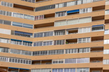 Playa de Palma, İspanya; 19 Şubat 2023: İspanya 'nın Mallorca adasındaki Playa de Palma adasındaki turistik konutların ana cephesi