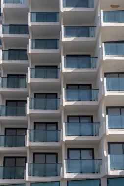 Playa de Palma, İspanya; 19 Şubat 2023: Negresco otelinin ana cephesi İspanya 'nın Mallorca adasındaki Playa de Palma tatil beldesinde kapatıldı.