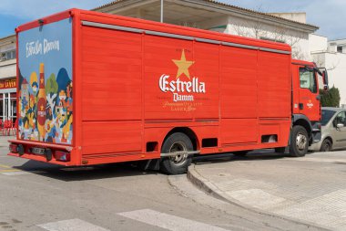 Playa de Palma, İspanya; 13 Mart 2023: İspanyol Estrella Damm şirketinin kırmızı bira dağıtım kamyoneti. Mallorca Adası, İspanya
