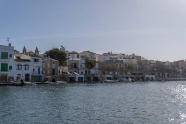 Portocolom, İspanya; 17 Mart 2023: Gündoğumunda Mallora 'nın turizm kenti Portocolom' un genel manzarası