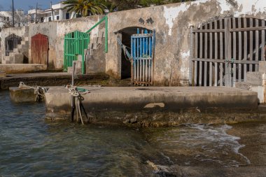 Gündoğumunda Mallorcan 'ın Portocolom kentinin genel liman manzarası