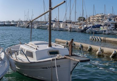 Portocolom, İspanya; 17 Mart 2023: Gündoğumunda Mallora 'nın turizm kenti Portocolom' un genel manzarası