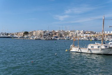 Portocolom, İspanya; 17 Mart 2023: Gündoğumunda Mallora 'nın turizm kenti Portocolom' un genel manzarası