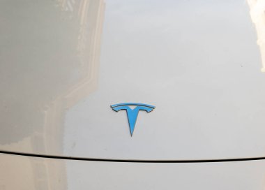 Felanitx, İspanya; 17 Mart 2023: Tesla şirketinin beyaz elektrikli arabası, elektrik şarj noktasında caddeye park edilmiş. Felanitx, Mallorca Adası, İspanya