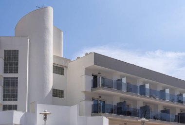 Magaluf, İspanya; 19 Mart 2023: İspanya 'nın Mallorca adasındaki Magaluf tatil beldesinde, Inn Hanındaki dairelerin genel görünümü