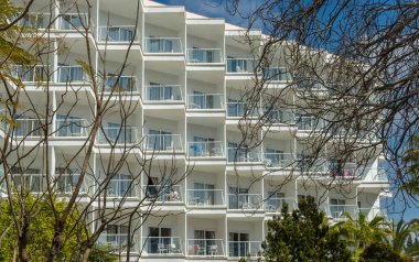 Palmanova, İspanya; 19 Mart 2023: Güneşli bir sabahta Globales Palmanova şirketinin ana cephesi. Palmanova, Mallorca Adası, İspanya