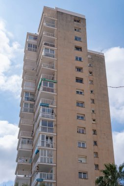 Magaluf, İspanya; 19 Mart 2023: İspanya 'nın Mallorca adasındaki Magaluf tatil beldesindeki dairelerin genel görünümü