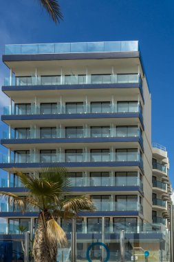 Playa de Palma, İspanya; 19 Mart 2023: Negresco otelinin ana cephesi İspanya 'nın Mallorca adasındaki Playa de Palma tatil beldesinde kapatıldı.