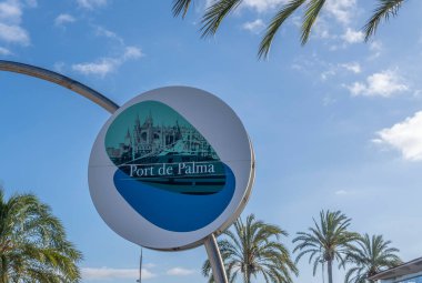 Palma de Mallorca, İspanya; Nisan 03 2023: Palma de Mallorca şehrine hoş geldin işareti. İspanya 'nın başkenti İspanya' nın başkenti Palma de Mallorca 'nın deniz istasyonu.