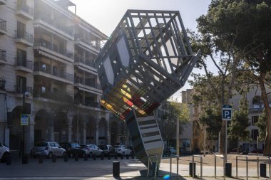 Palma de Mallorca, İspanya; Nisan 03 2023: Kötülüğün kökünü kazımak için Aygıt başlıklı bir evin şehir heykeli. Palma de Mallorca, İspanya