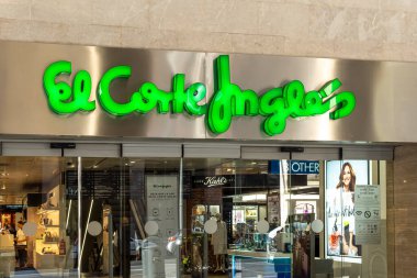 Palma de Mallorca, İspanya; Nisan 03 2023: İspanyol perakendecisi El Corte Ingles 'in ana girişi. Palma de Mallorca, İspanya