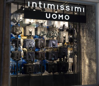 Palma de Mallorca, İspanya; Nisan 03 2023: Çok uluslu erkek iç çamaşırı mağazası Intimissimi Uomo 'nun cephesi. Palma de Mallorca, İspanya