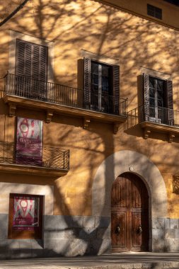 Palma de Mallorca, İspanya; Nisan 03 2023: Şafakta Casal Balaguer Kültür Merkezi 'nin ana cephesi. Palma de Mallorca, İspanya