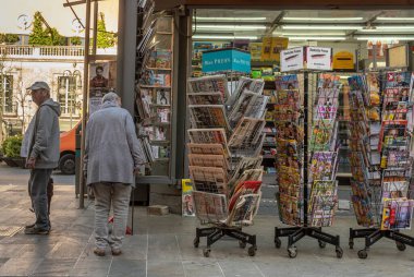 Palma de Mallorca, İspanya; Nisan 03 2023: Şehir gazetesi ve dergi büfesi. Palma de Mallorca, İspanya