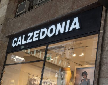 Palma de Mallorca, İspanya; Nisan 03 2023: Çok uluslu iç çamaşırı dükkanı Calzedonia 'nın cephesi. Palma de Mallorca, İspanya