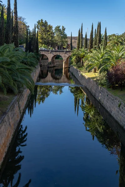 İspanya 'nın gün doğumunda Palma de Mallorca kentindeki Sa Riera parkının genel manzarası