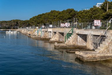 Portocolom, İspanya; 23 Nisan 2023: Mallorcan 'ın Portocolom kasabasında geleneksel jettiler tamir ediliyor