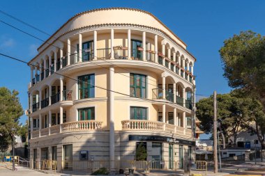 Porotocolom, İspanya; 23 Nisan 2023: İspanya 'nın Portocolom kentindeki modern iskan binası