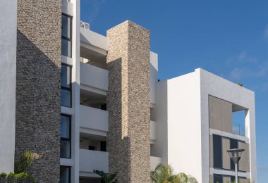 Porotocolom, İspanya; 23 Nisan 2023: İspanya 'nın Portocolom kentindeki modern iskan binası