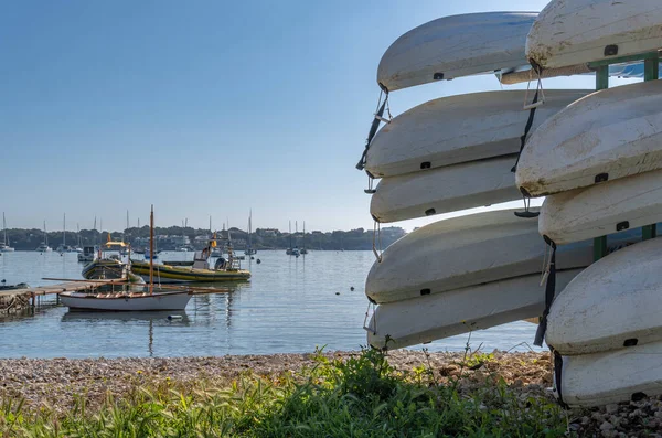 Nahaufnahme Eines Verlassenen Kanus Der Küste Der Mallorquinischen Stadt Portocolom — Stockfoto