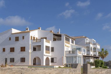 Portocolom, İspanya; 23 Nisan 2023: İspanya 'nın Portocolom kentindeki beyaz bir turist otelinin cephesi