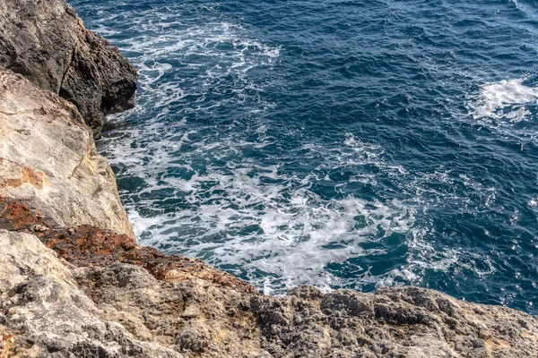 Akdeniz Dalgalı Olduğu Mallorca Adasının Kayalık Kıyıları Portocolom Mallorca Adası — Stok fotoğraf
