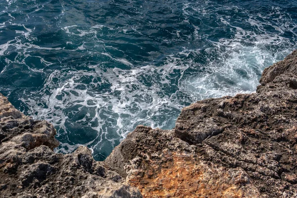 Akdeniz Dalgalı Olduğu Mallorca Adasının Kayalık Kıyıları Portocolom Mallorca Adası — Stok fotoğraf