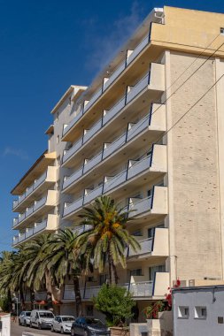 İspanya 'nın Portocolom kentindeki Majorcan kasabasında kapalı bir beyaz turist cephesi