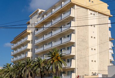İspanya 'nın Portocolom kentindeki Majorcan kasabasında kapalı bir beyaz turist cephesi