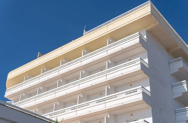 Fasada Białego Turystycznie Zamkniętego Hotelu Majorce Portocolom Hiszpania — Zdjęcie stockowe