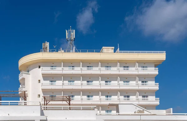 Πρόσοψη Ενός Λευκού Τουριστικού Κλειστού Ξενοδοχείου Στην Πόλη Portocolom Της — Φωτογραφία Αρχείου