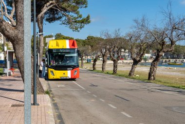 Portocolom, İspanya; 23 Nisan 2023: Balear Adaları 'nın taşımacılığı, kamu kuruluşu TIB' nin otobüsü, İspanya 'nın Portocolom kentindeki Majorcan kasabasında durdu.