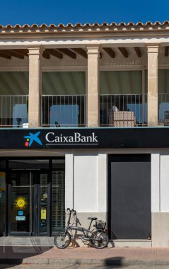 Portocolom, İspanya; 23 Nisan 2023: İspanya 'nın Portocolom kentindeki Caixabank bankasının banka ofisi