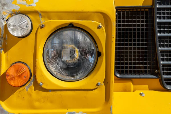 스페인의 포르토 April 2023 Land Rover Santana Yellow Suv 스페인의 — 스톡 사진